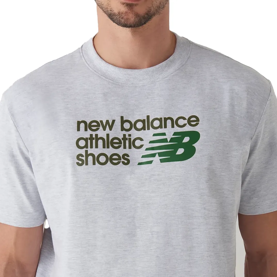 Vista traseira da camiseta masculina New Balance cinza claro com corte relaxado e mangas curtas